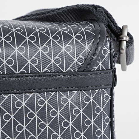 Calvin Klein - Sacoche Emblem AOP D3396 Gris Anthracite Blanc